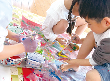 親子で参加できる2歳児向けの遊び、制作、読み聞かせなどを体験できます。